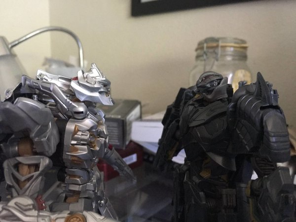 The Last Knight Voyager Megatron Transformation Demo Video And In Hand Gallery 15 (15 of 20)